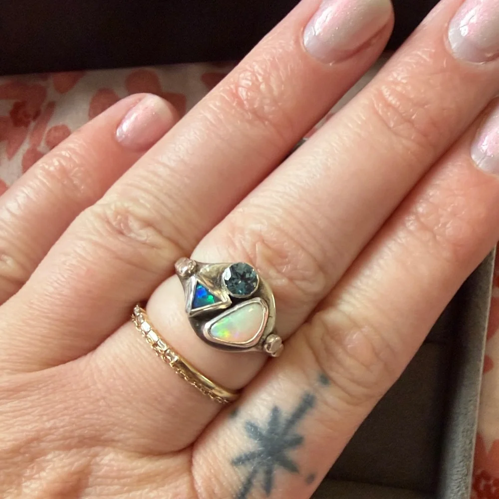 Elegant Silver Ring with Opal and Sapphire - Picture 2 of 4